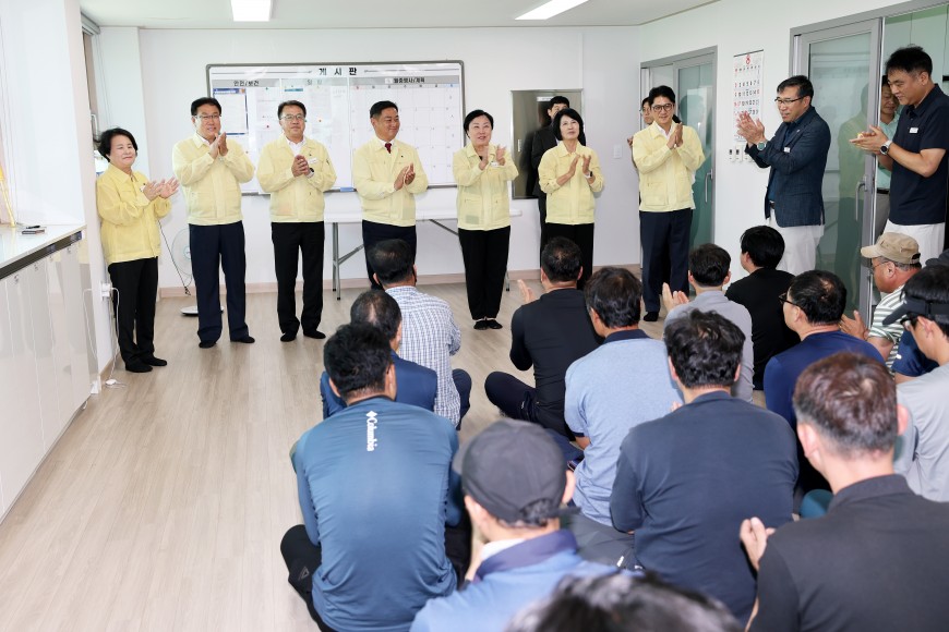 태안군의회, 폭염 속 환경미화원, 환경관리센터 근무자 격려